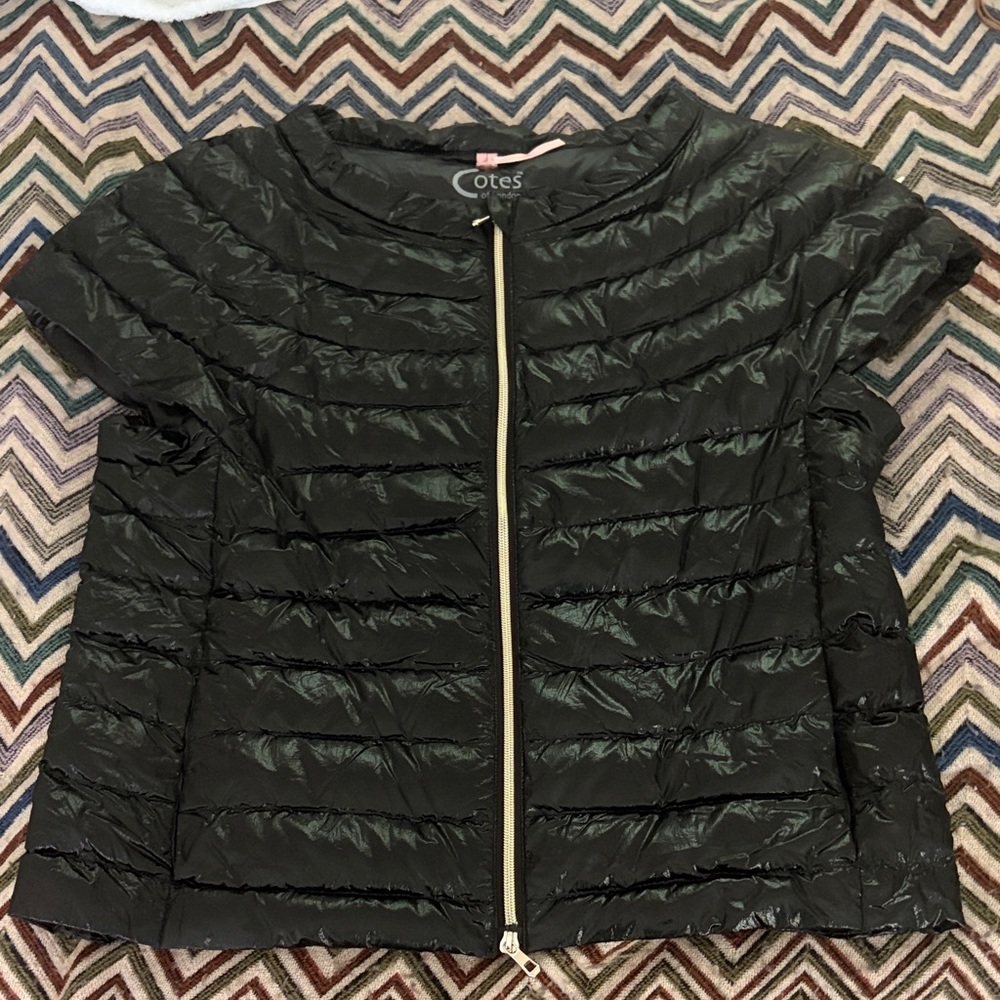 Cotes of London Black Capped sleeve  Puffer Jacket with zip up front